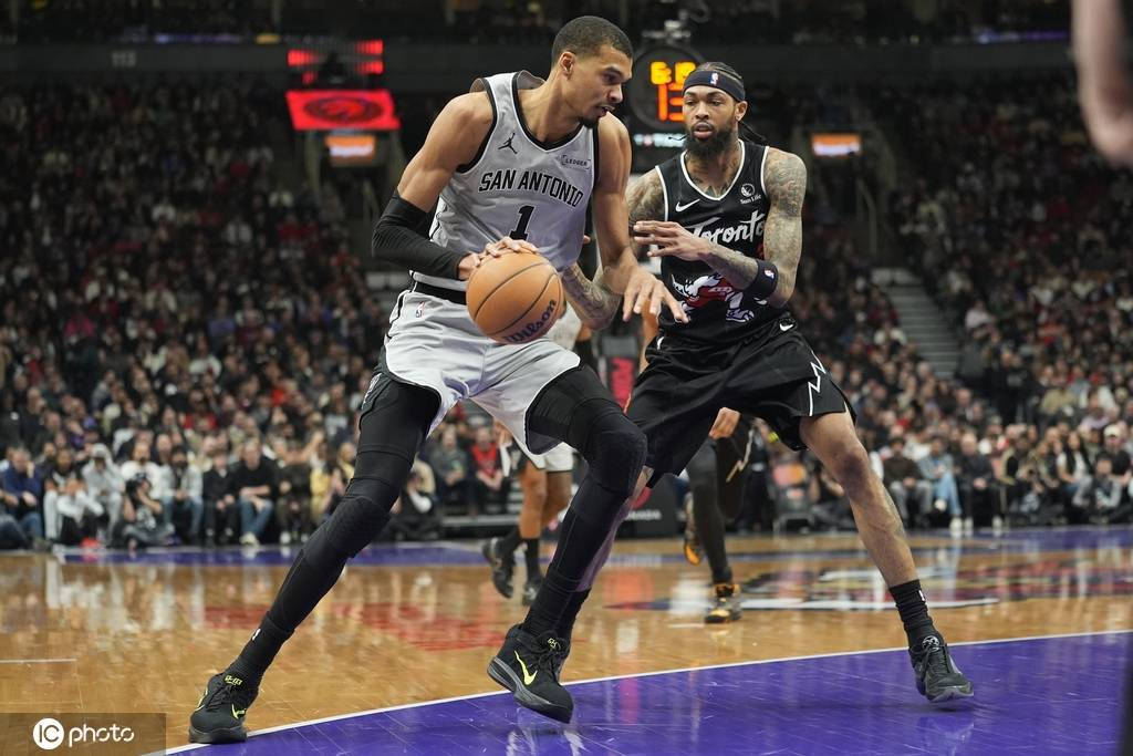 文班亚马12+8&amp;5帽福克斯20分 马刺击败猛龙迎十连胜